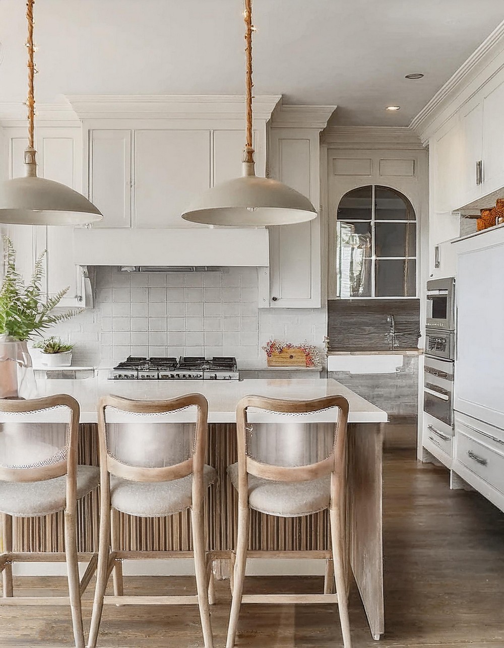 Elegant Simplicity with a Touch of Gold